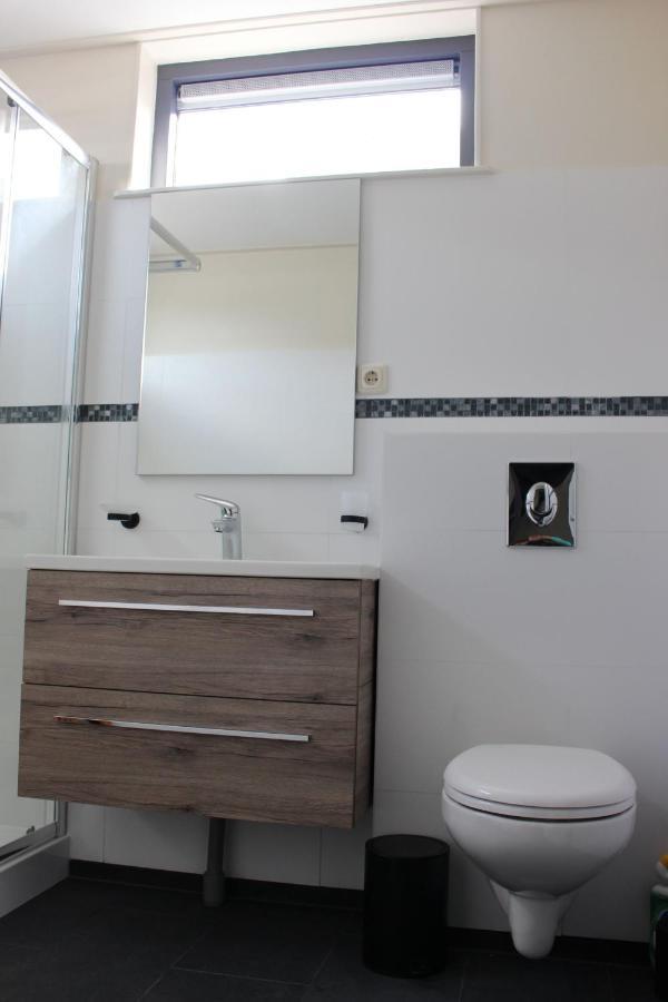 Logement De Garage Sneek Bagian luar foto