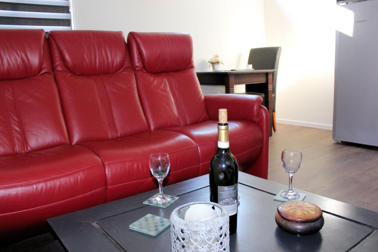 Logement De Garage Sneek Bagian luar foto