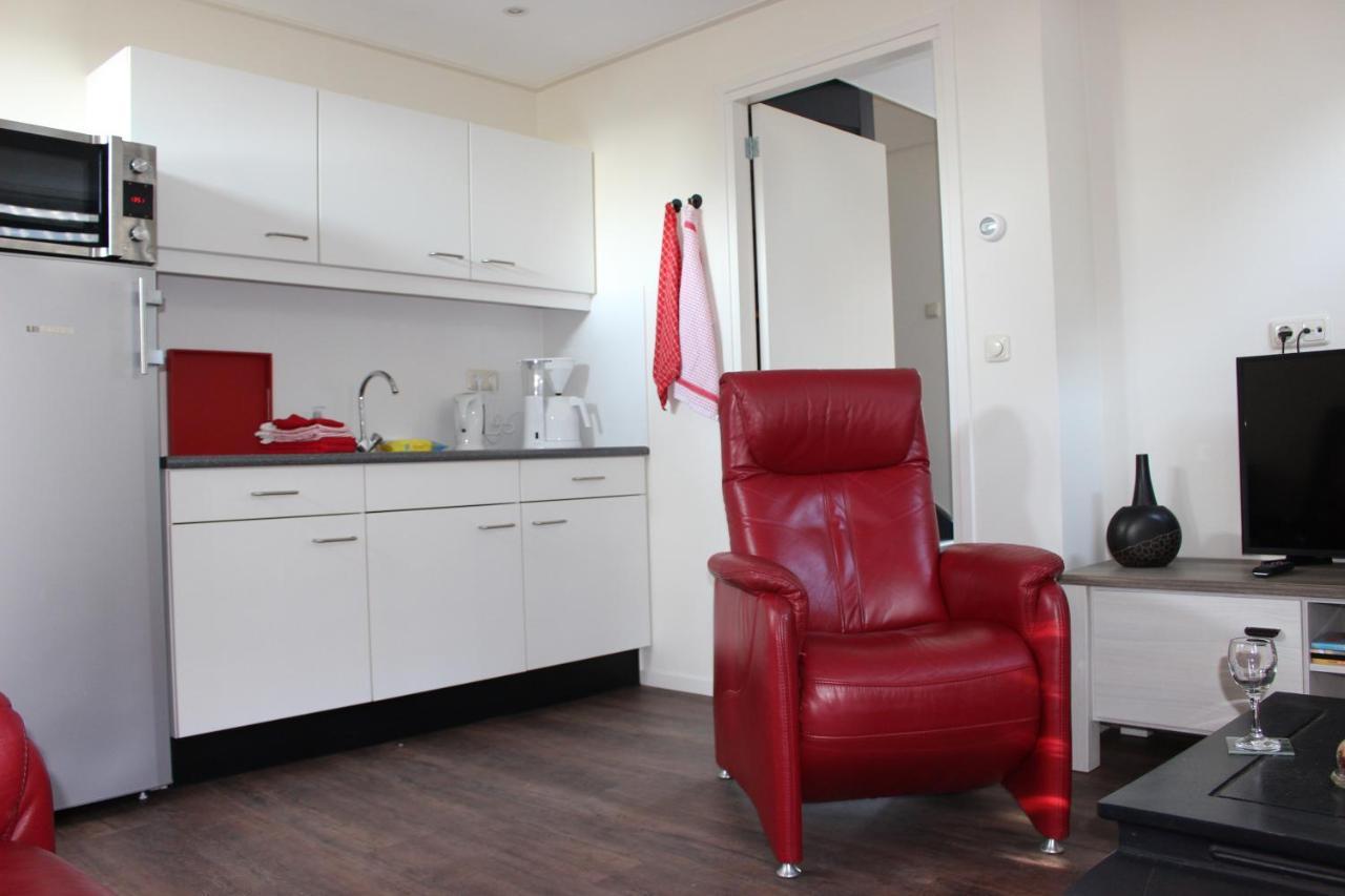 Logement De Garage Sneek Bagian luar foto