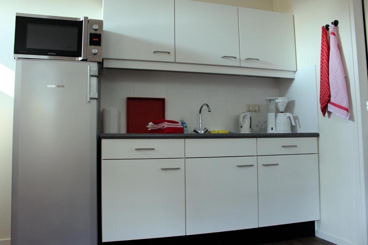 Logement De Garage Sneek Bagian luar foto