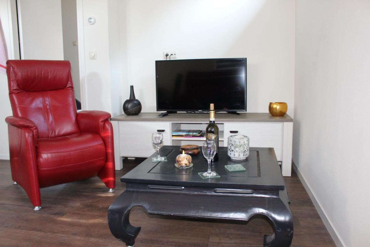 Logement De Garage Sneek Bagian luar foto