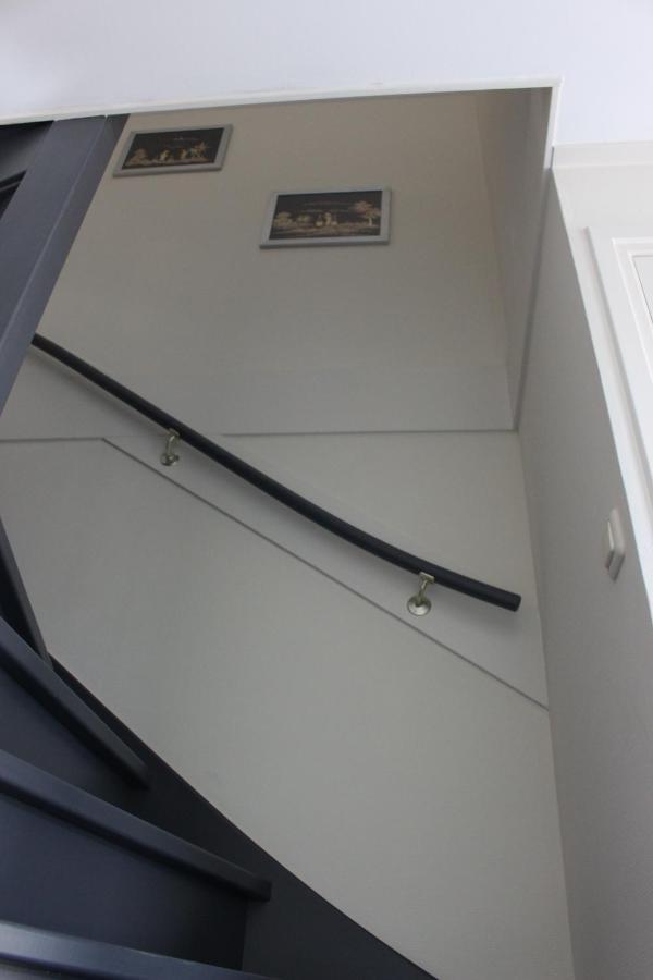Logement De Garage Sneek Bagian luar foto
